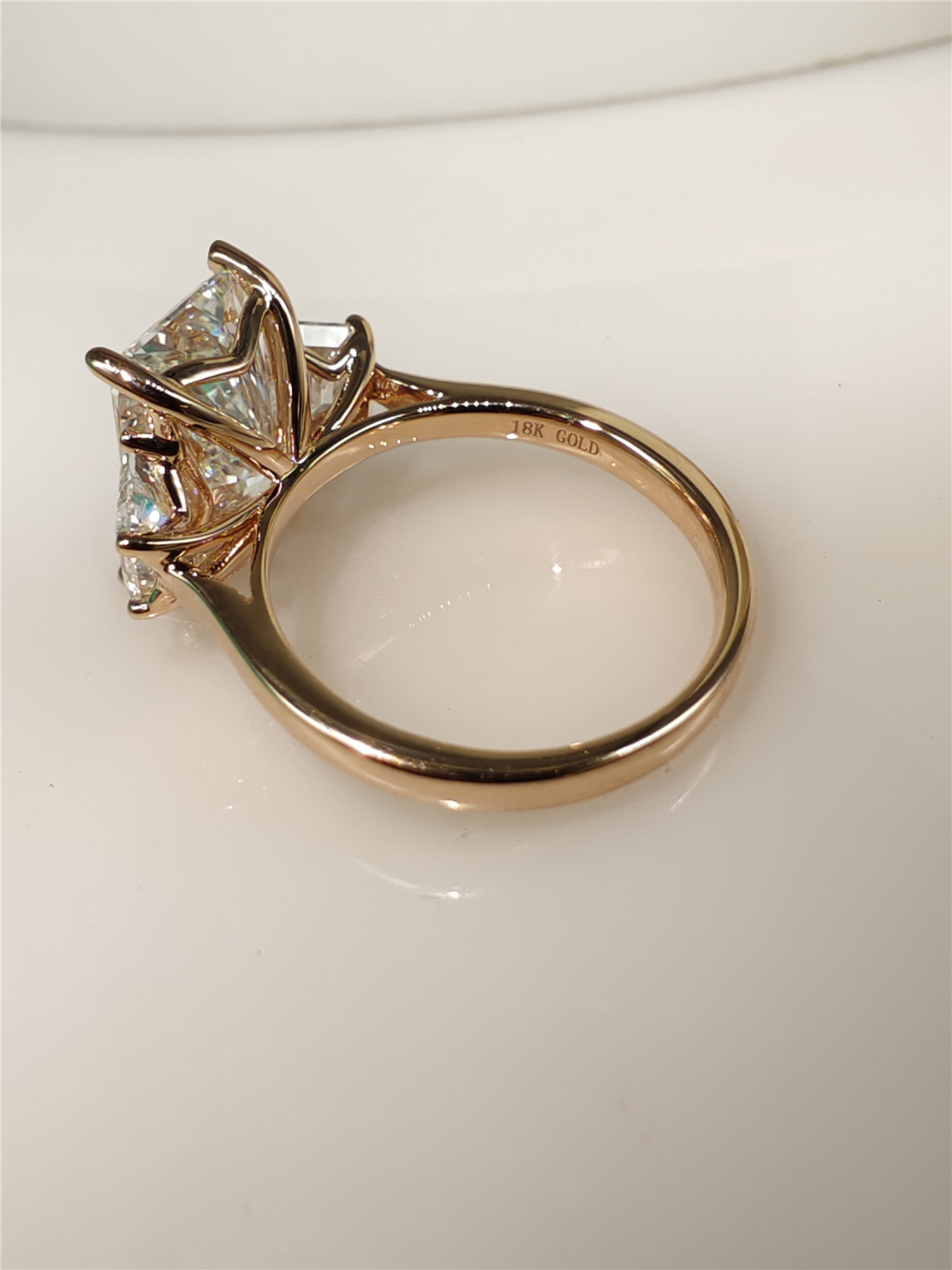 Anillo de tres piedras de cort - Body Jewelry Vch reseña y precio