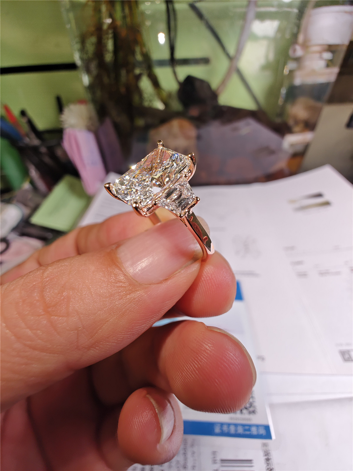 Anillo de tres piedras de cort - Body Jewelry Vch reseña y precio